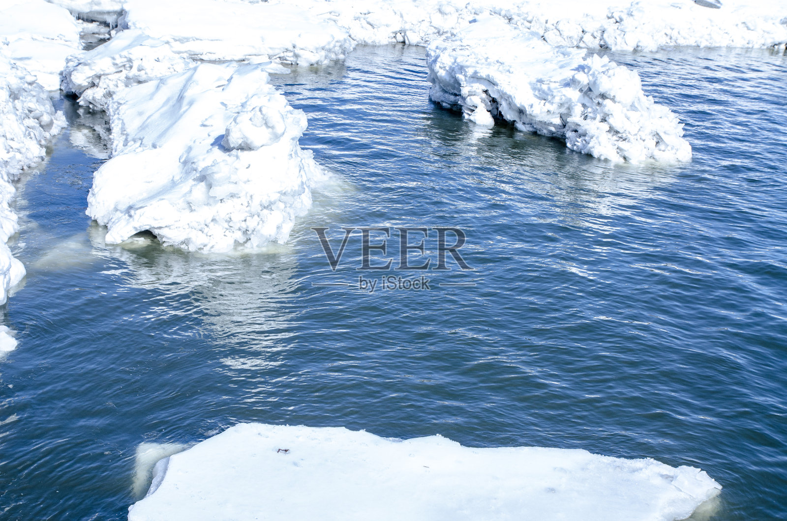 圣劳伦斯河上漂浮着大块冰块照片摄影图片