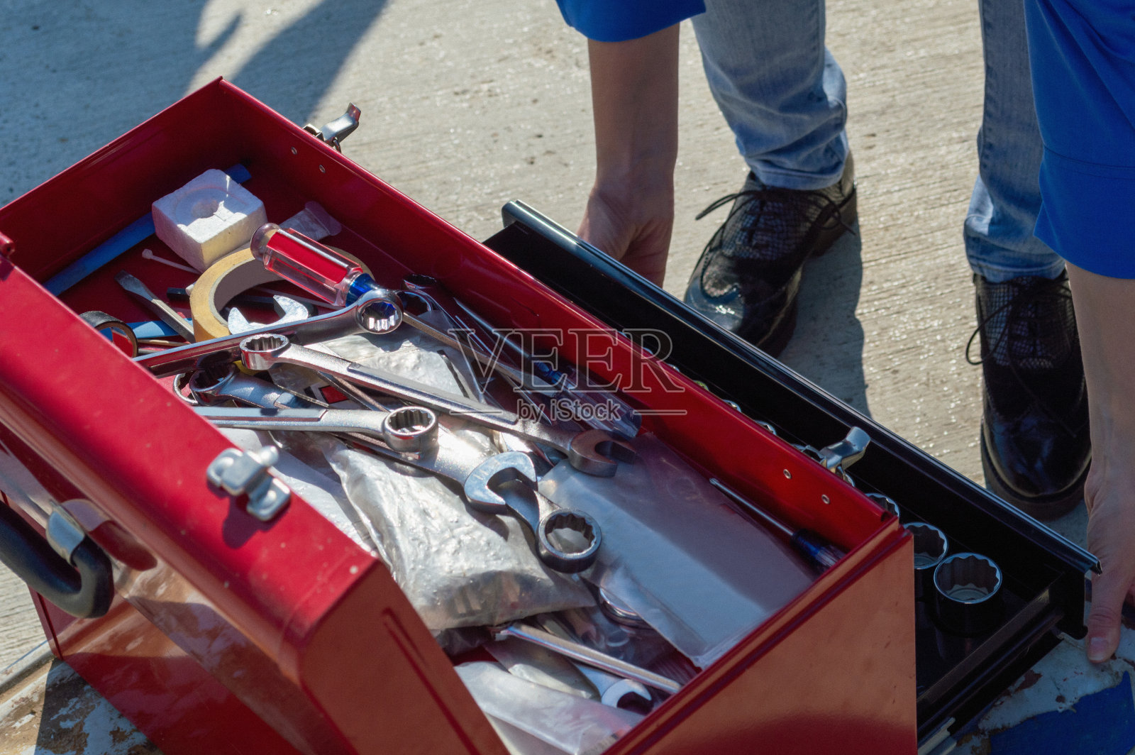 拉动工具箱上的抽屉，以获得更多的扳手尺寸照片摄影图片