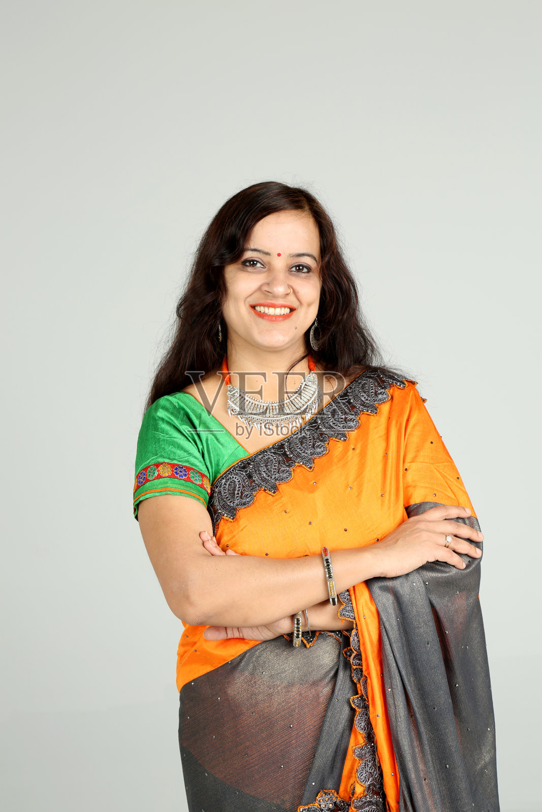 印度妇女在灰白色背景上摆姿势照片摄影图片