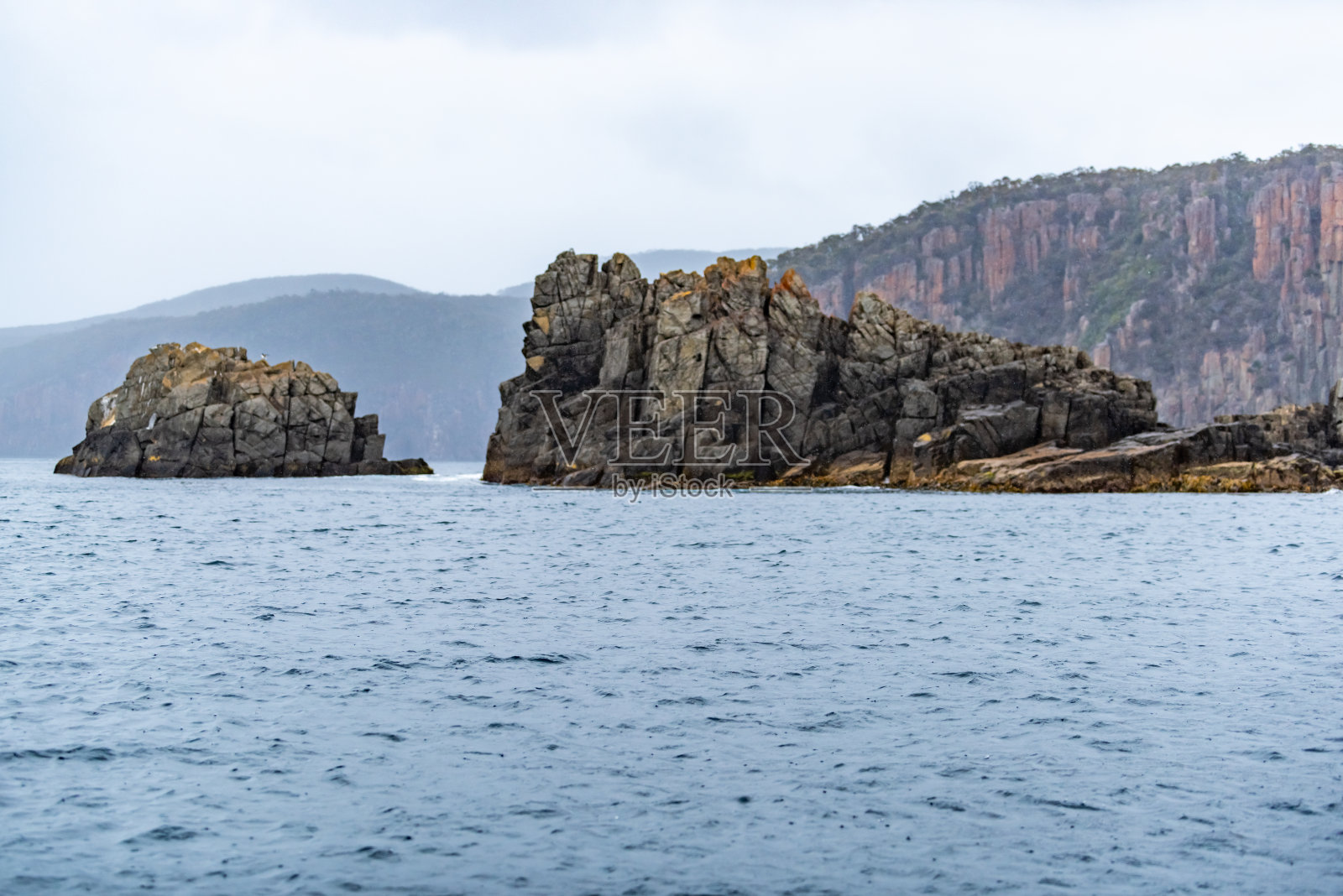 鹰颈海岸悬崖在塔斯曼国家公园保护区，阿瑟港，塔斯马尼亚照片摄影图片