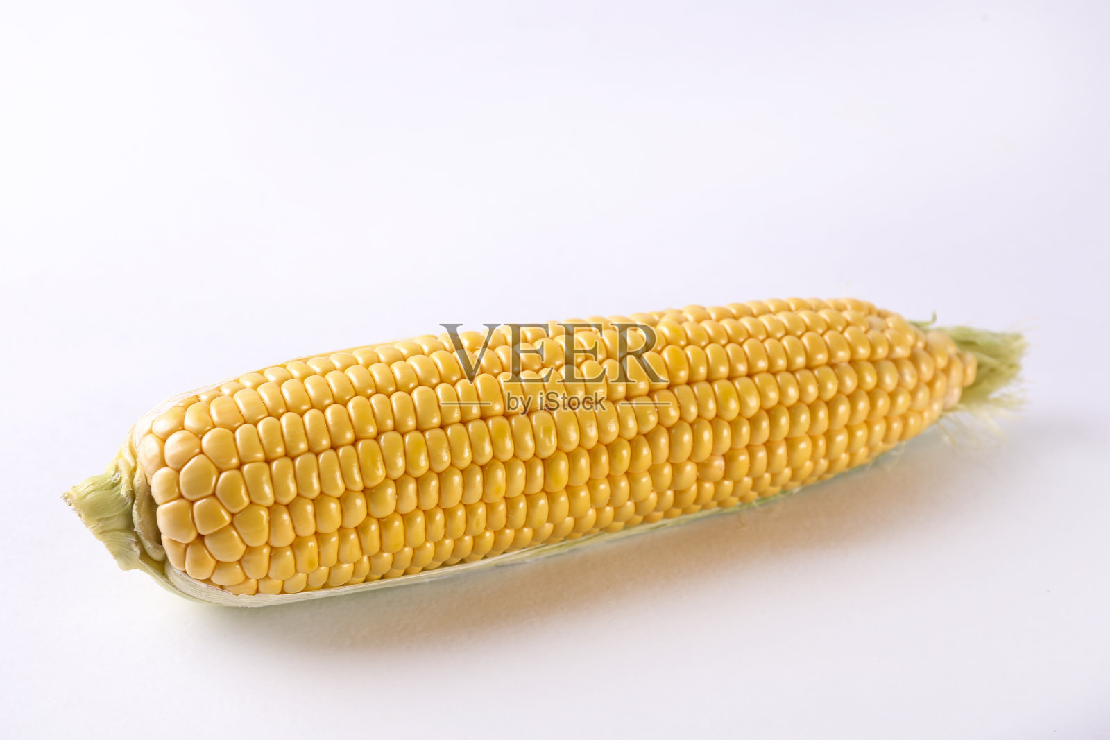 带叶子的甜玉米棒，简约俯视构图照片摄影图片
