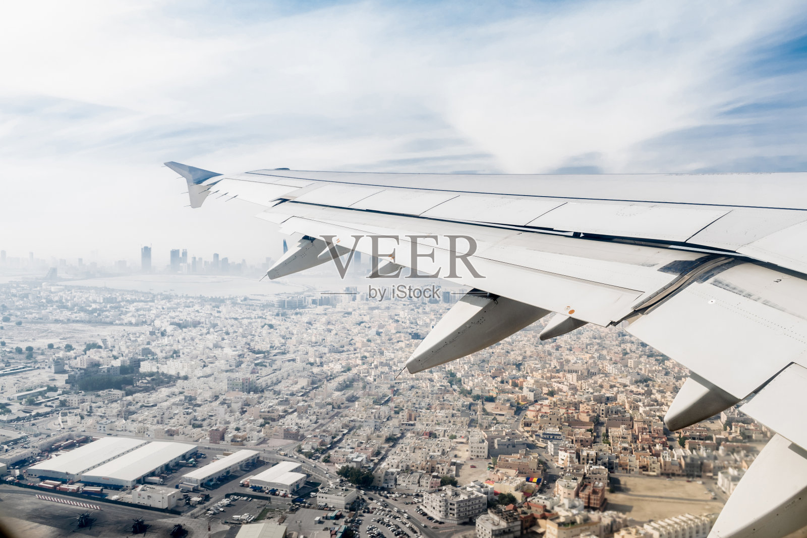 在空中飞行的商业飞机的飞行机翼照片摄影图片