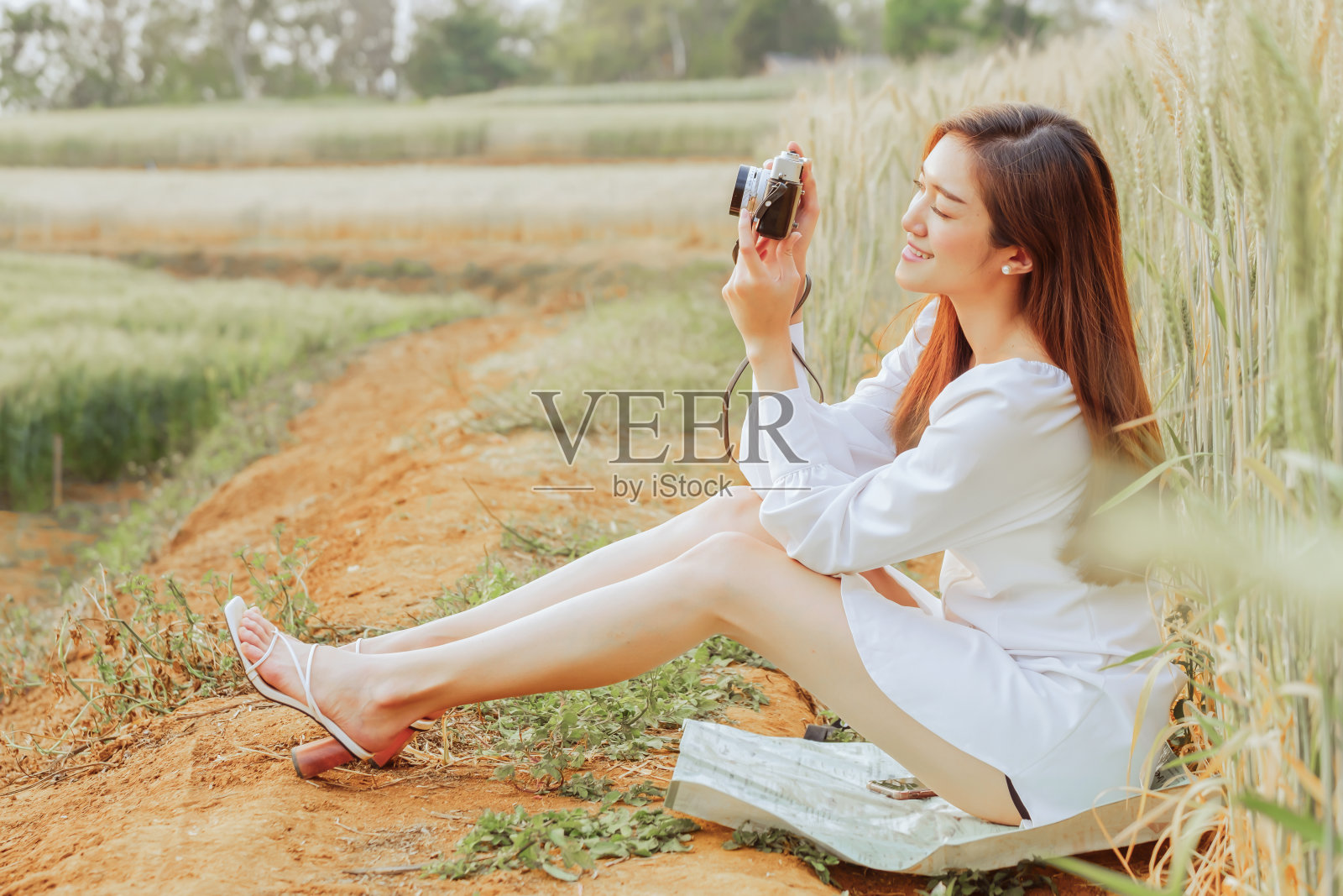 亚洲游客在巴莱农场拍照，享受自由的假日生活照片摄影图片