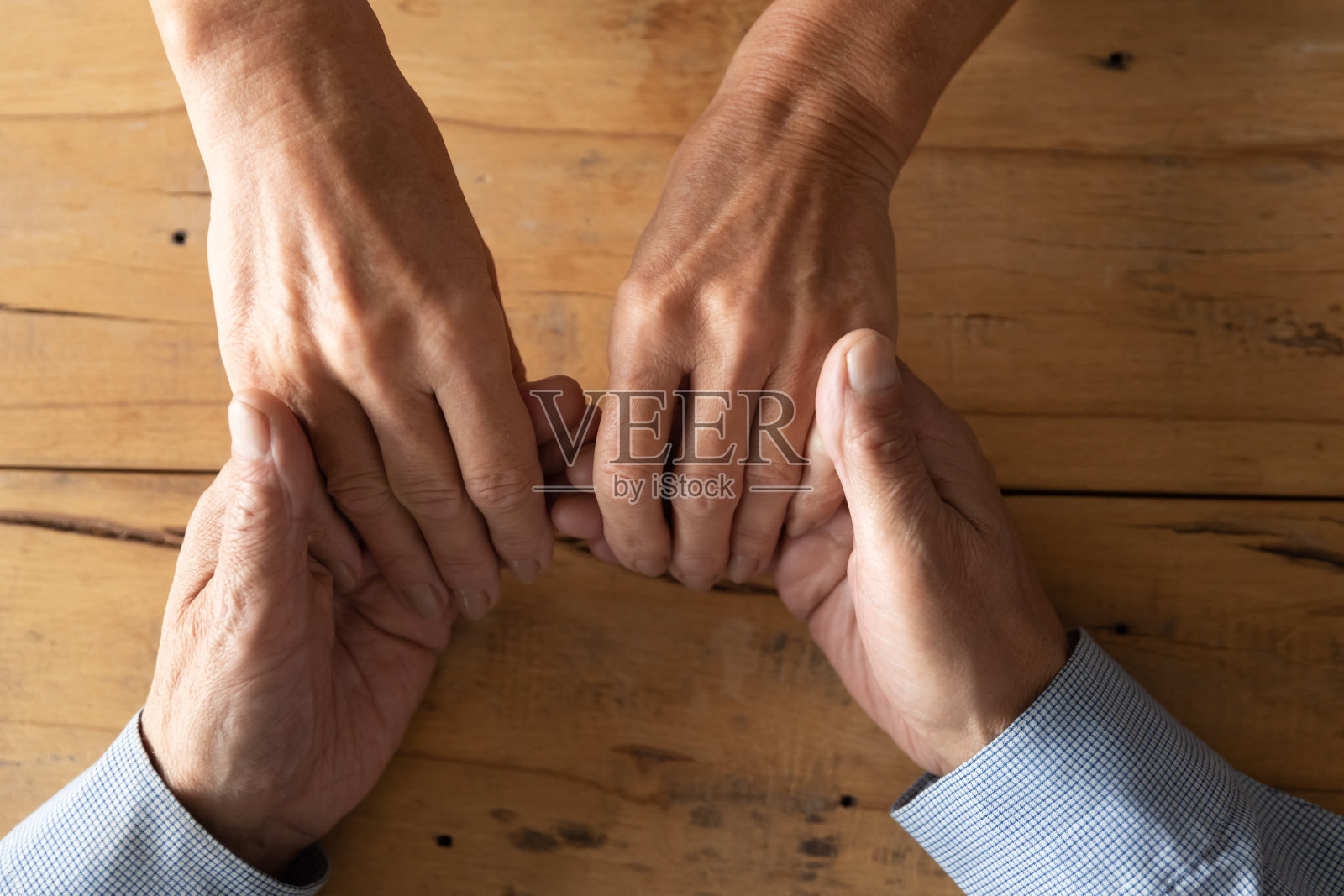 俯视图相爱的老夫妇手牵手照片摄影图片