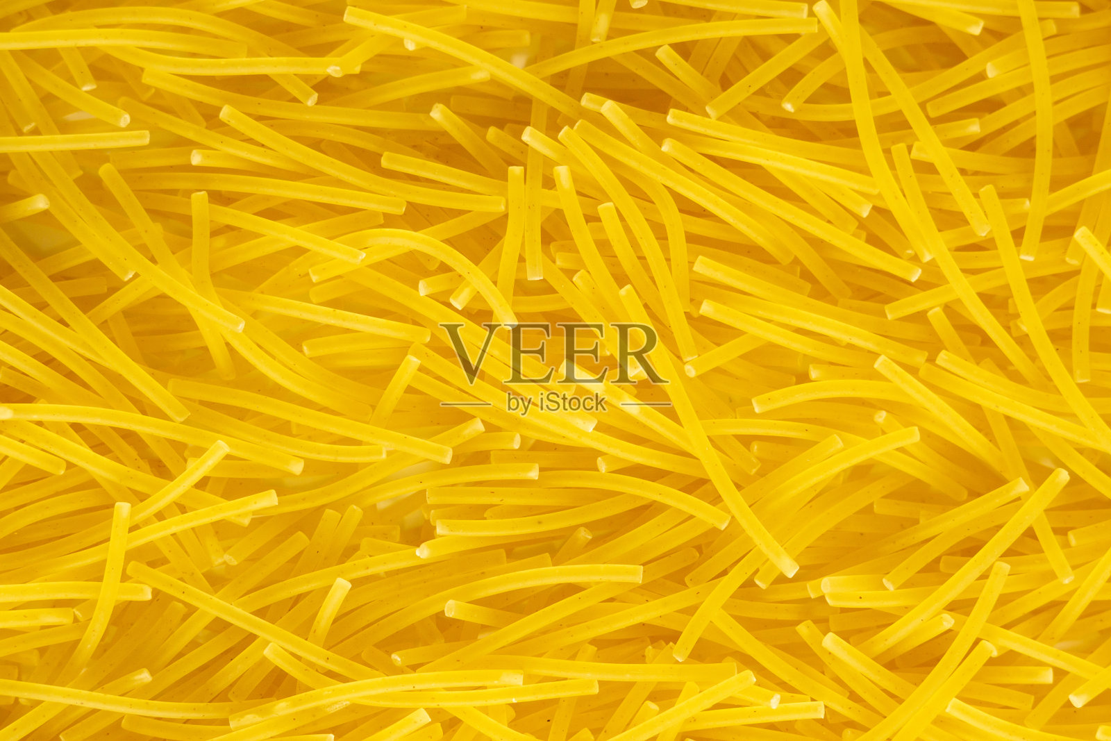 近距离的意大利通心粉糊食物背景。黄色通心粉产品宏。前视图。纹理，文本的位置。照片摄影图片