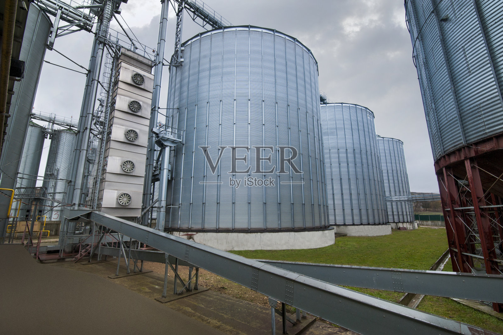 筒仓用于储存粮食，筒仓顶近。小麦谷物仓库。照片摄影图片