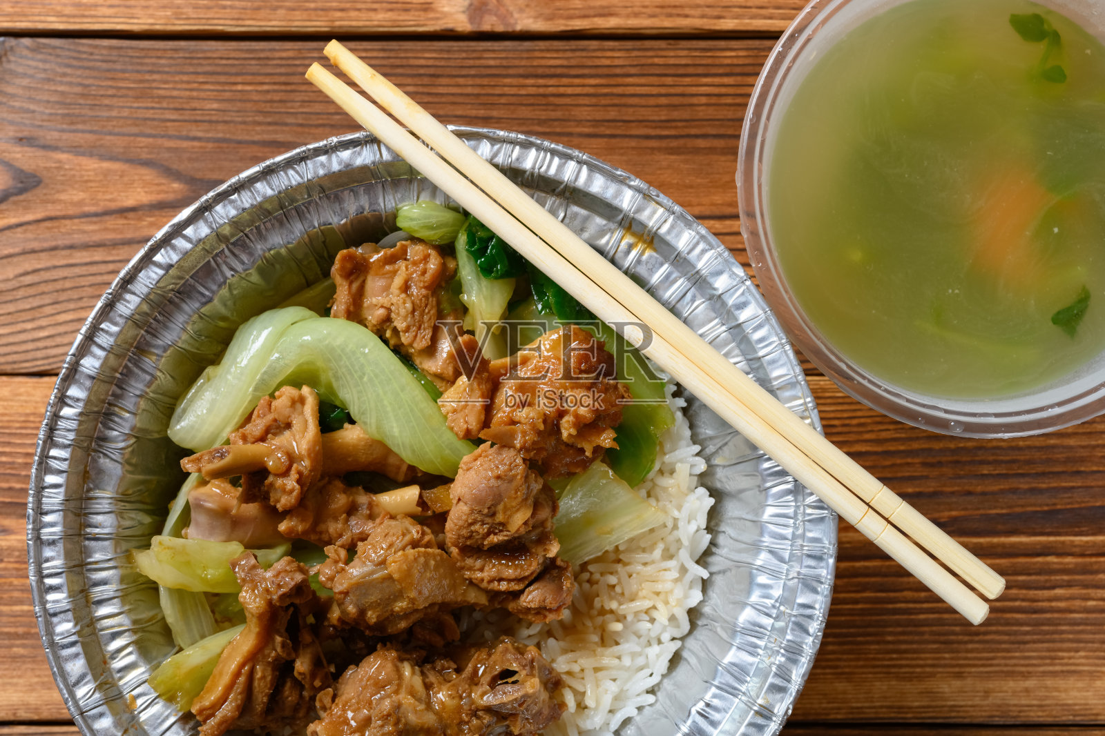 俯视图快餐与红烧鸭子和白菜和米饭水平组成照片摄影图片