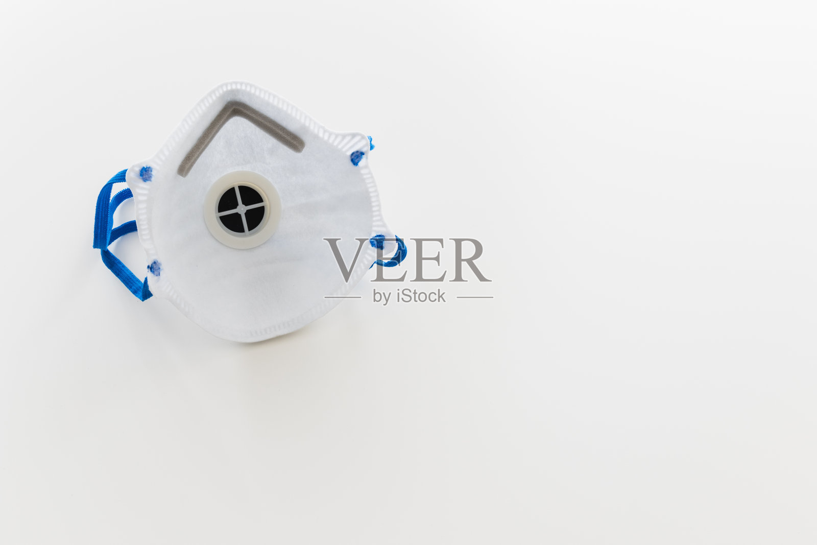 防护冠状病毒的掩码，拷贝空间为白色背景照片摄影图片