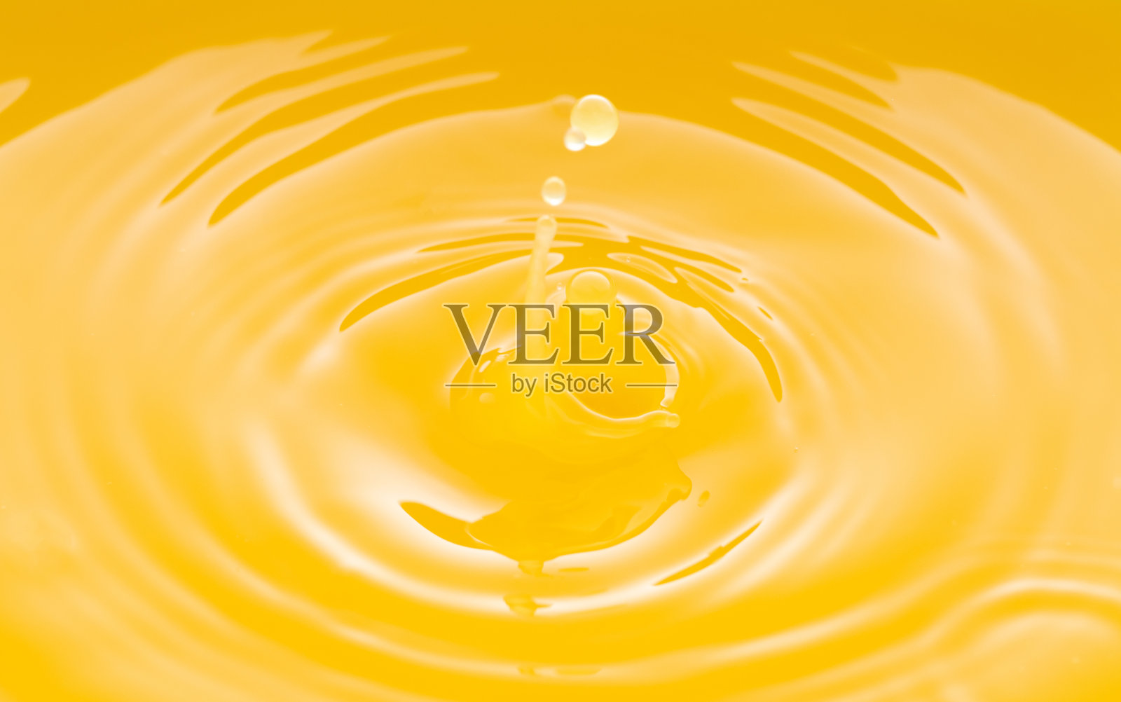 几滴橙汁后的海浪。照片摄影图片