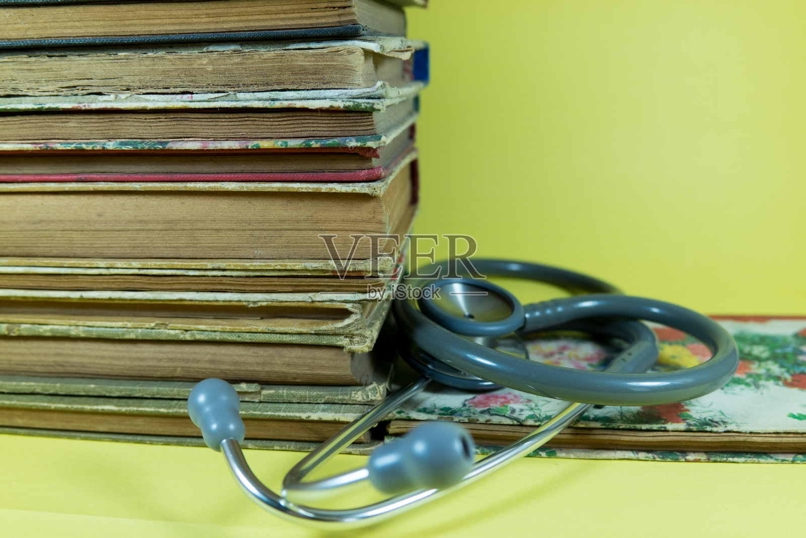 旧书复古复古和听诊器照片摄影图片