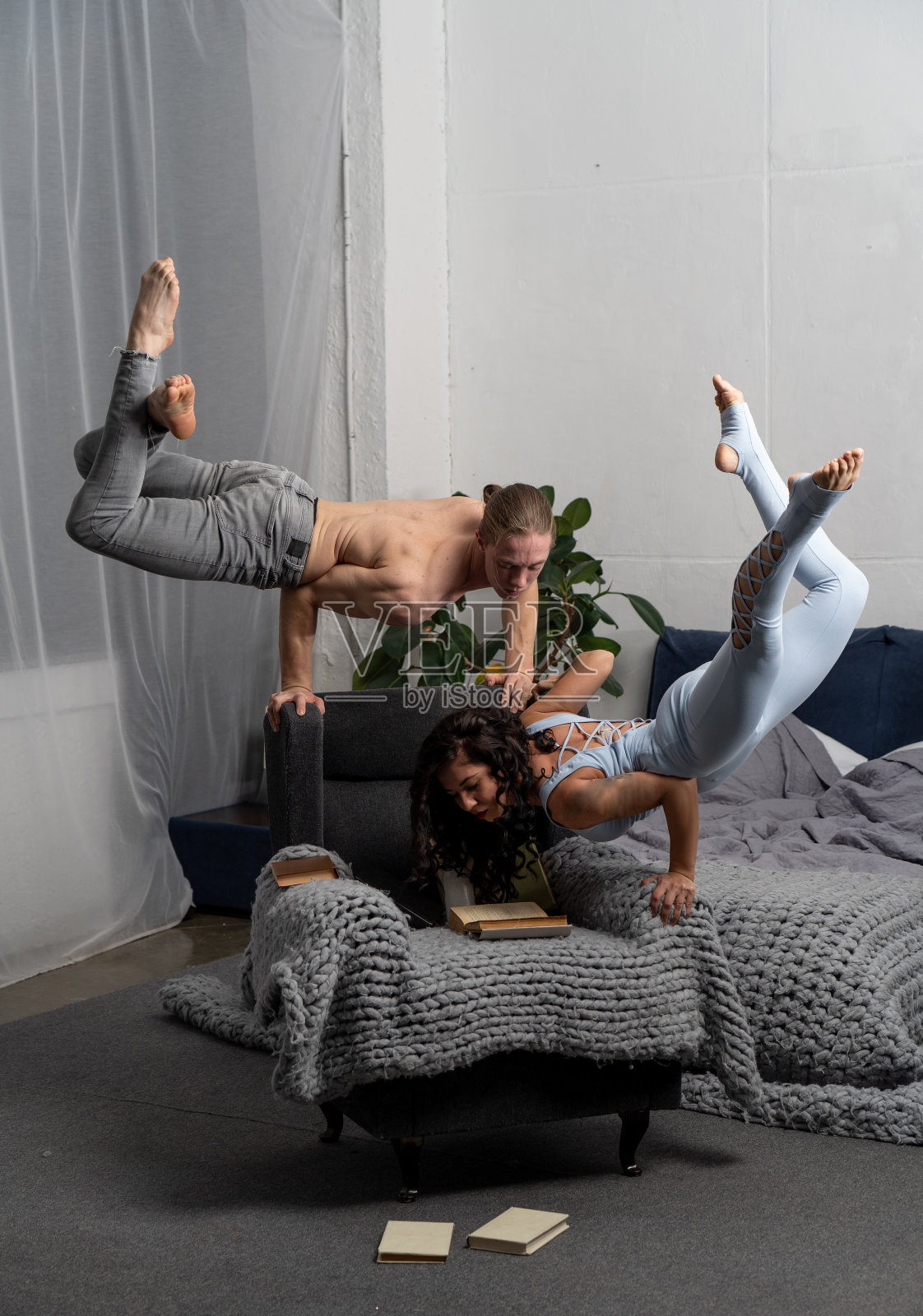 情侣在家一起读书，做平衡特技，自我发展和创意照片摄影图片