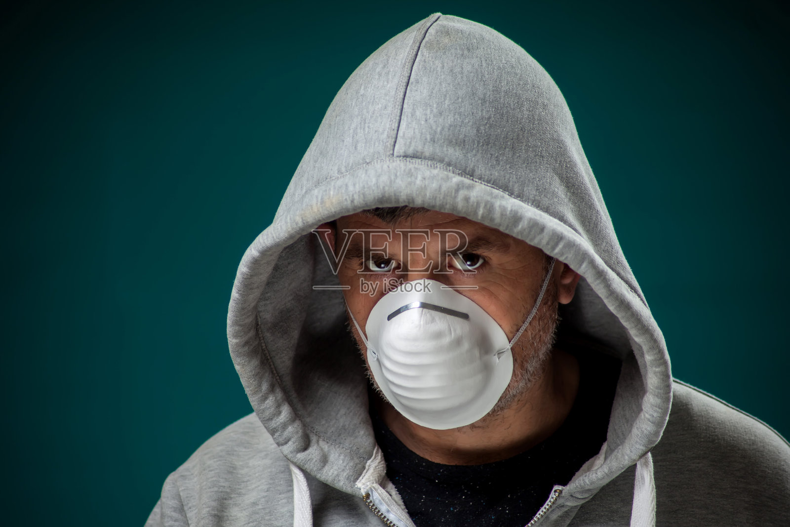 戴着医用口罩的男人特写，人物、医药、保健概念，新冠病毒防护照片摄影图片