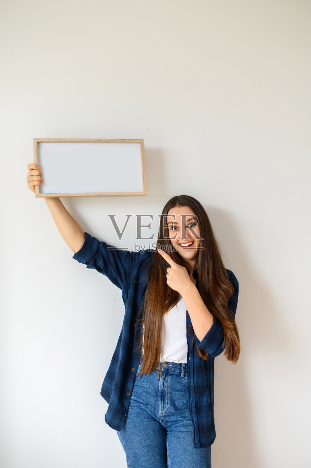 年轻女孩手中拿着一个空白标志照片摄影图片