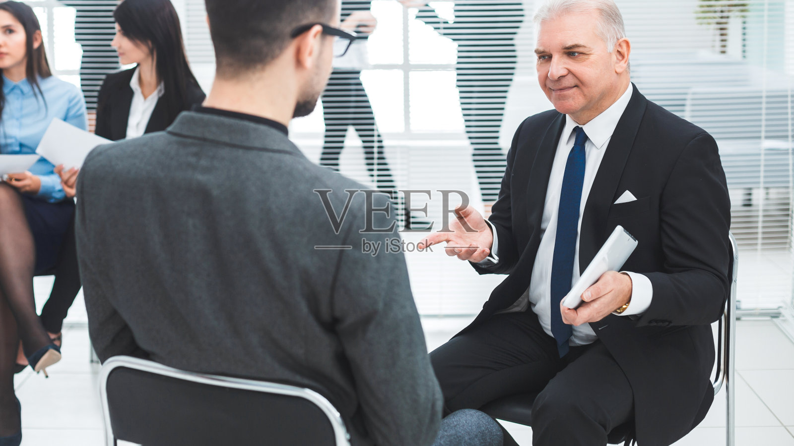 商务男向同事讲解照片摄影图片