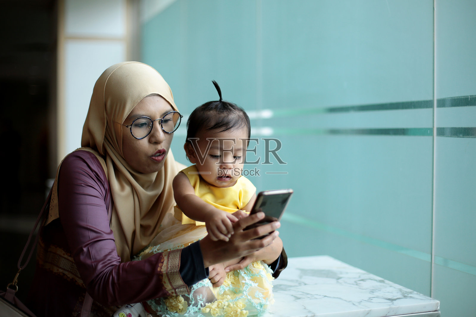 宝宝的第一步照片摄影图片