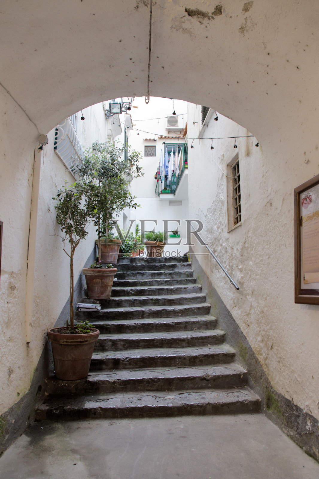 通往小巷的楼梯照片摄影图片