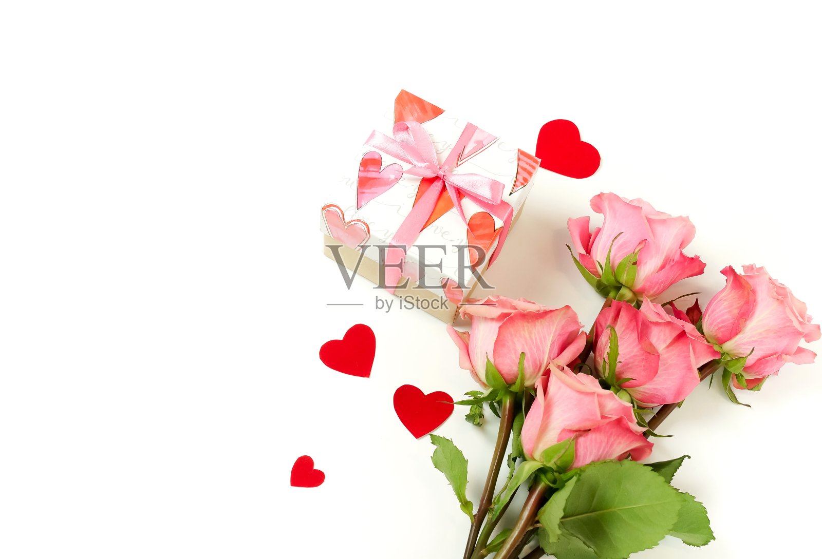 粉红色玫瑰花束，礼盒和红心纸屑孤立在白色背景与复制空间。前视图。平躺照片摄影图片