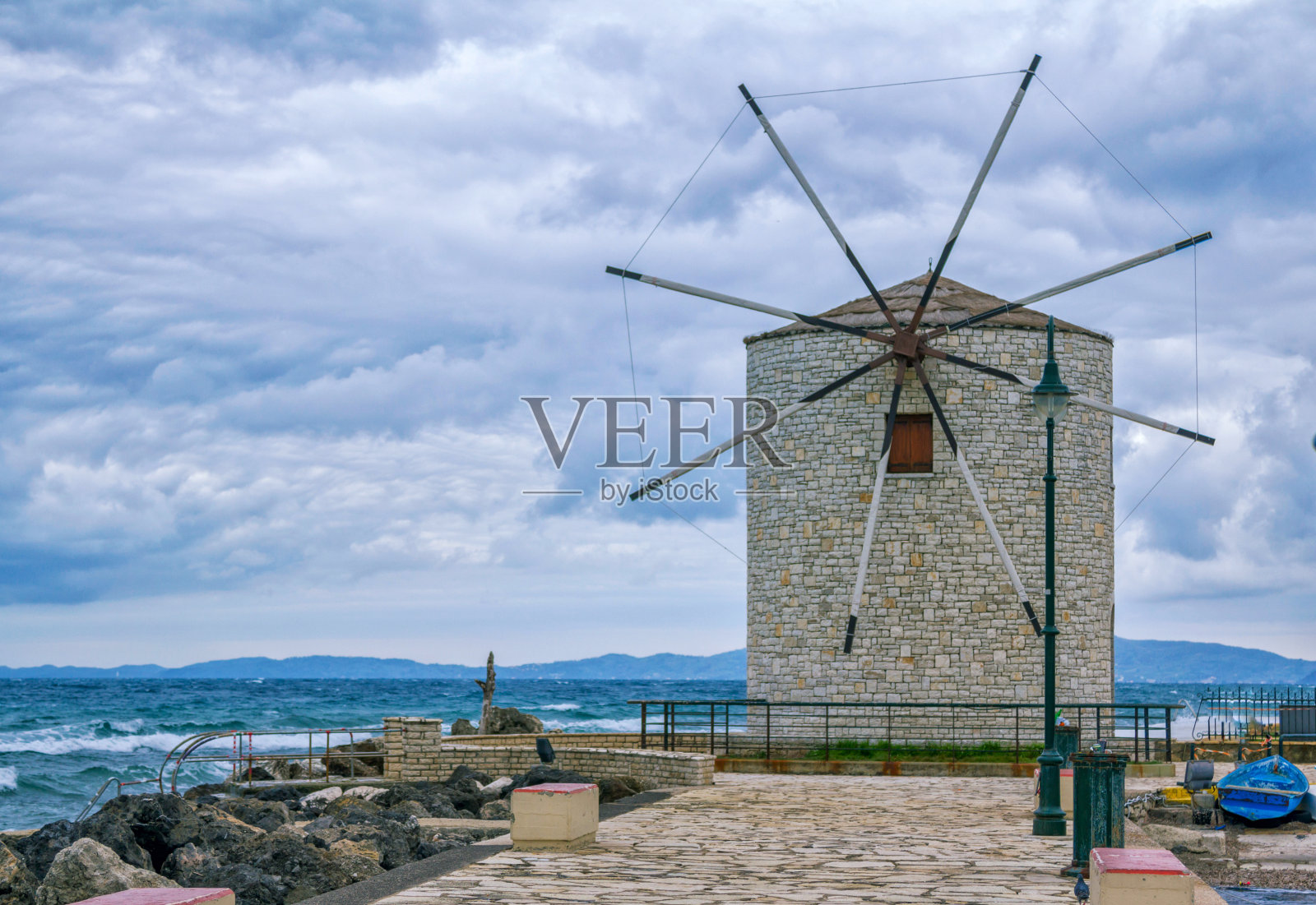 美丽的风景和古老的石头风车在海边照片摄影图片
