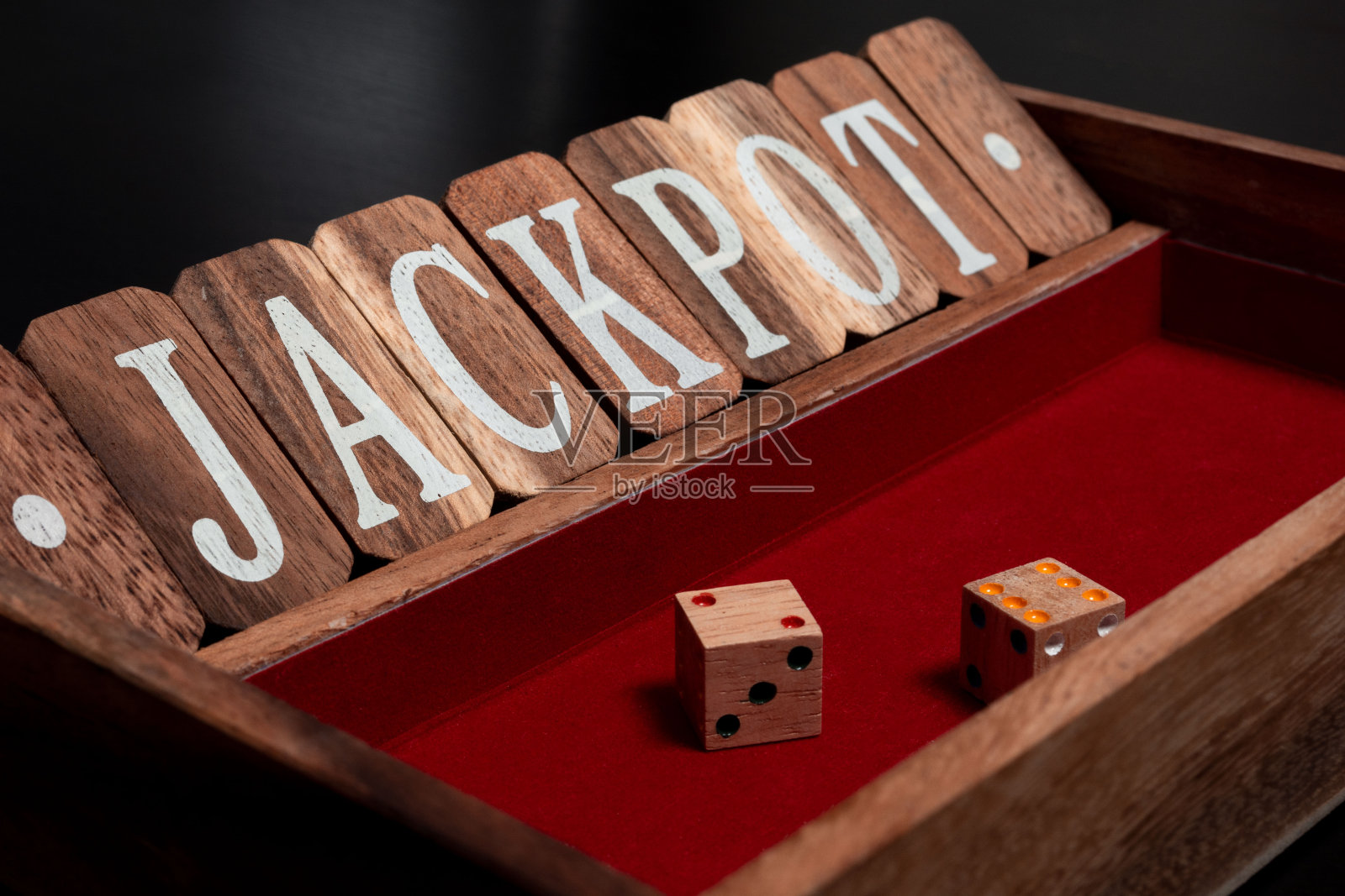 棋盘游戏的酒吧与木制方块方块和瓦片与头奖题词，关闭盒子骰子滚动单人纸牌是传统的酒吧玩照片摄影图片