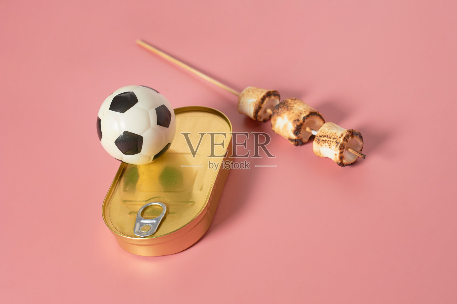 在粉色背景的旅途中生存的一套东西。童子军的概念照片摄影图片