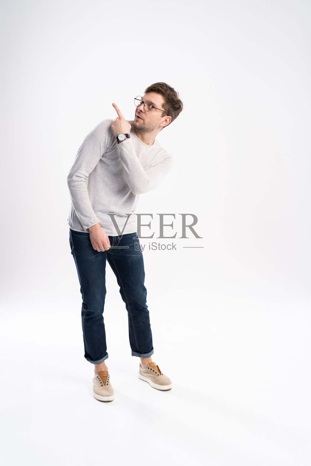 害怕的商人站在白色背景前，表达恐惧的人类面部表情照片摄影图片