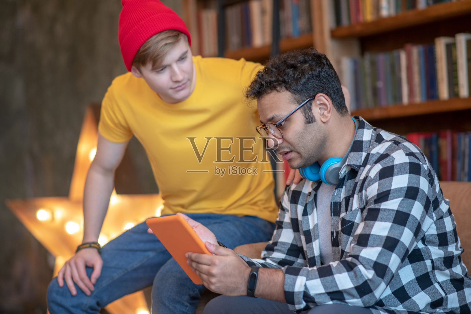 戴着眼镜，表情严肃地浏览互联网的黑发男人照片摄影图片