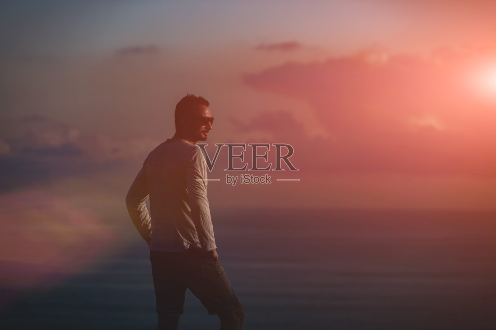 男人与热带岛屿日落美景照片摄影图片