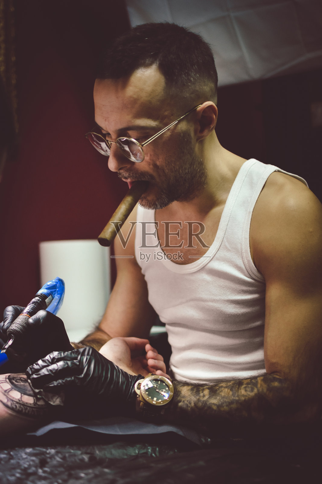 艺术家在工作室为男人纹身照片摄影图片