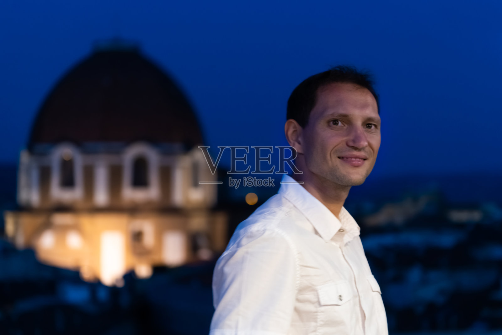 意大利佛罗伦萨：历史名城与著名建筑，夏季傍晚的教堂圆顶夜景，屋顶上的年轻人照片摄影图片