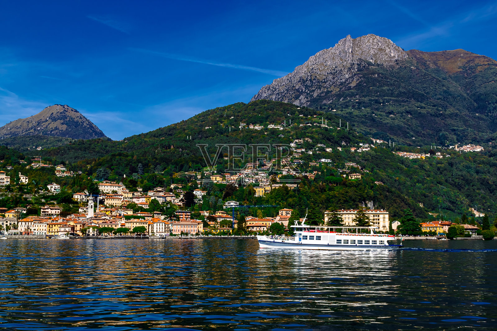 意大利科莫湖梅纳吉奥湖背景上的游船照片摄影图片