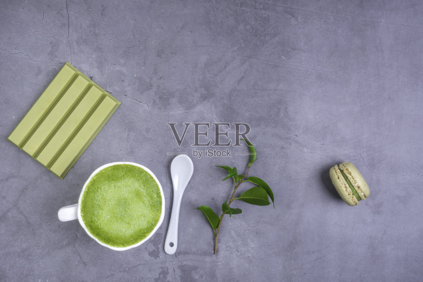 抹茶拿铁加叶子，绿巧克力，杏仁饼干照片摄影图片