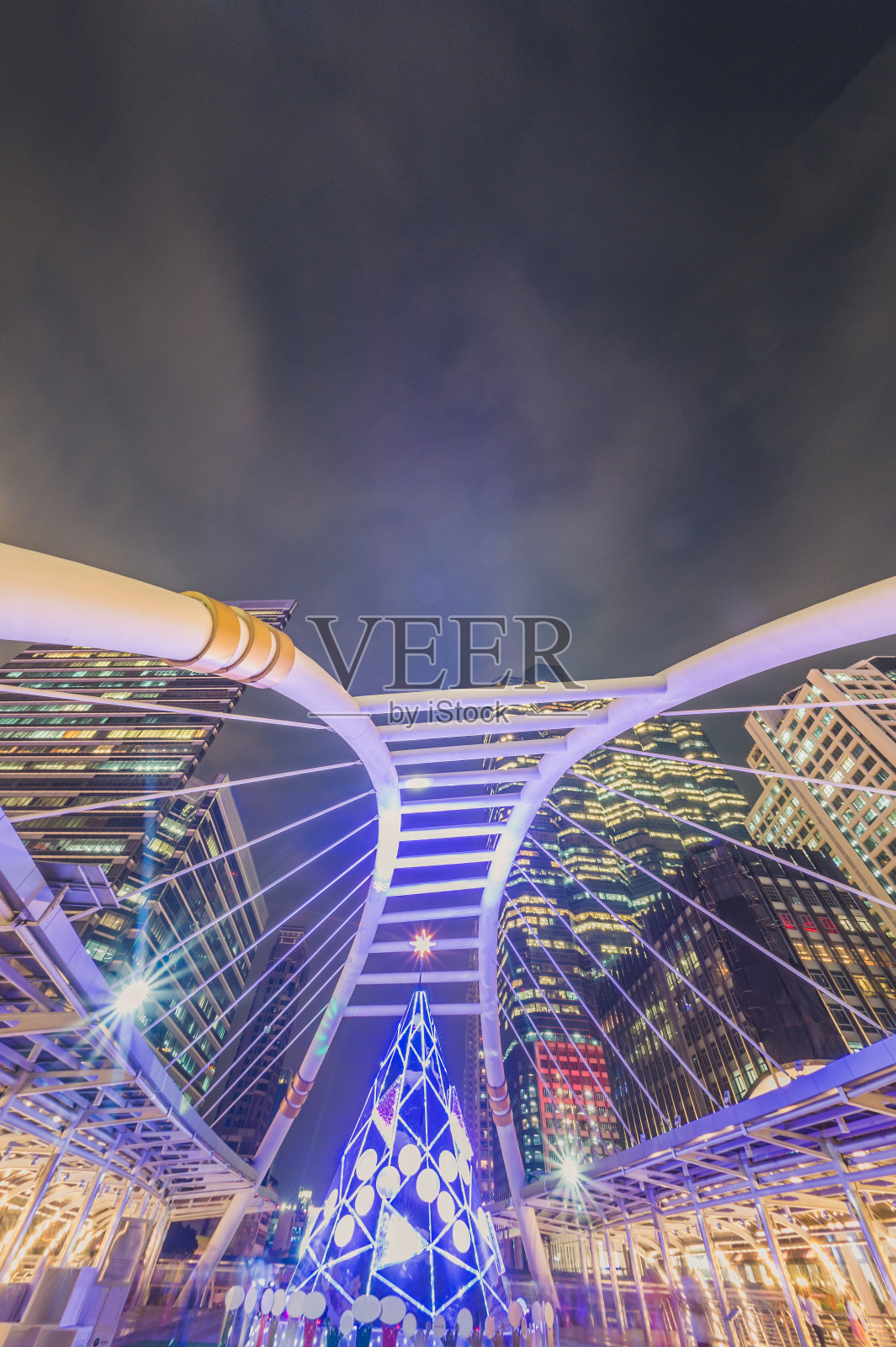 泰国曼谷市中心，阿索克，Silom, CBD Sathorn的空中步道narathiwassathorn和空中火车站Chong Nonsi照片摄影图片