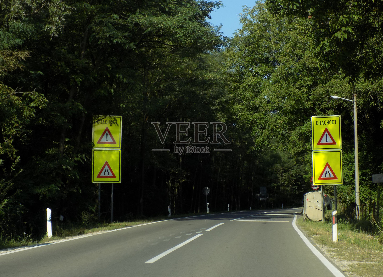 在道路变窄的危险路段，公路沿线几乎没有警示标志照片摄影图片