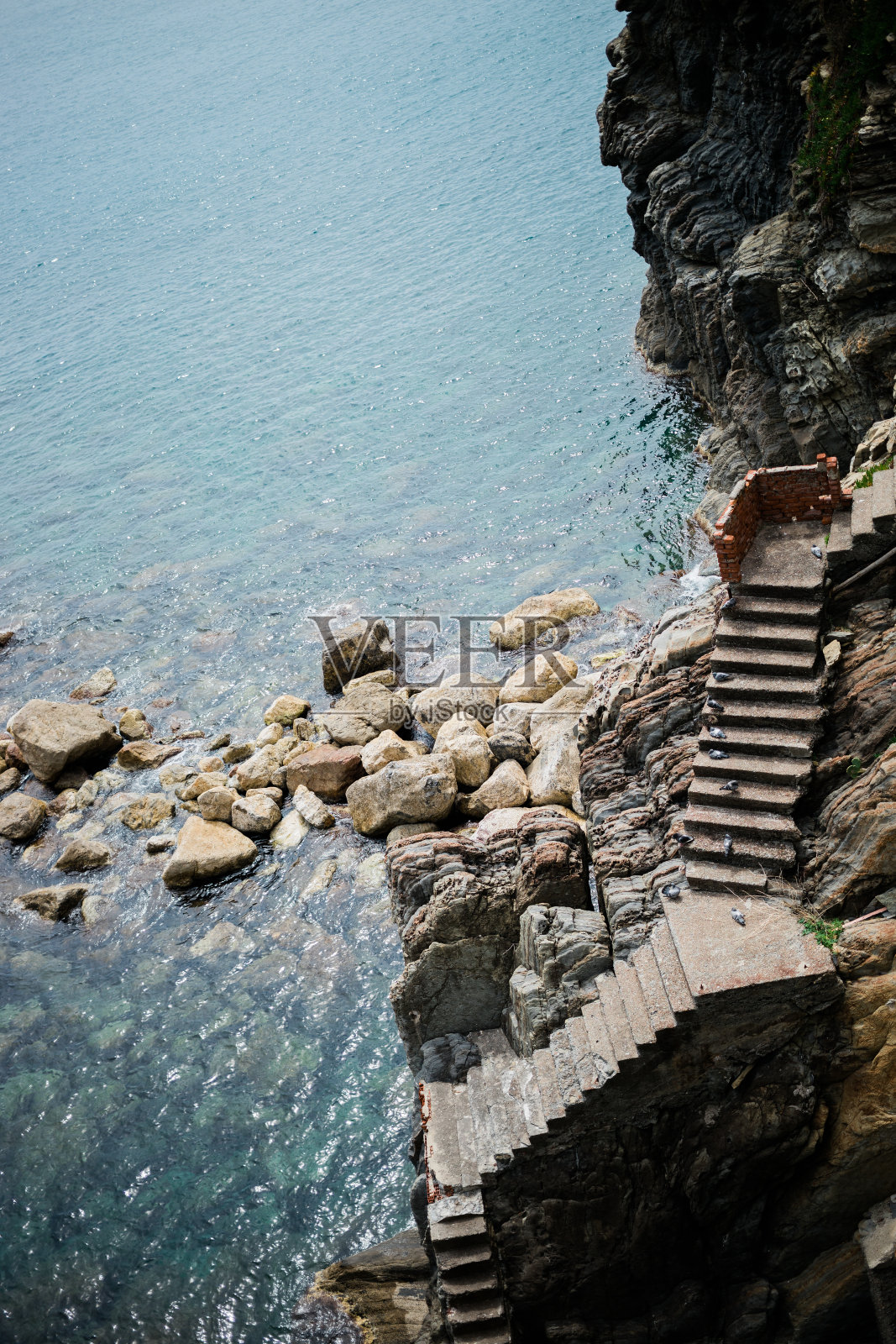 楼梯通向悬崖上的海边入口照片摄影图片