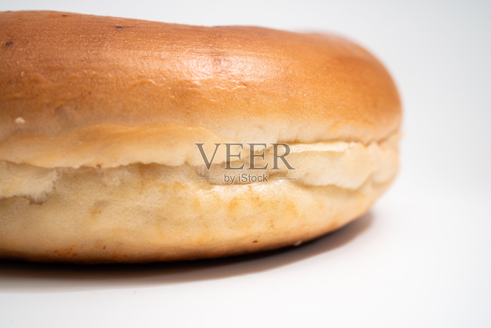 白色背景上的新鲜百吉饼照片摄影图片