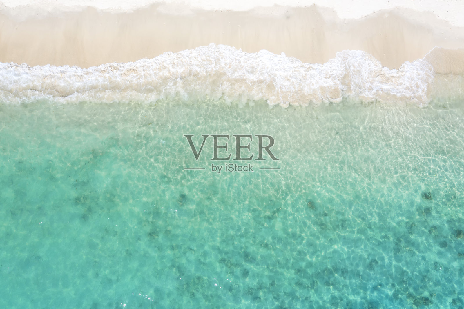 鸟瞰图。前视图。神奇的自然背景。水的颜色又美又亮。蔚蓝的海滩与岩石山和清澈的水泰国海洋在阳光明媚的一天。照片摄影图片