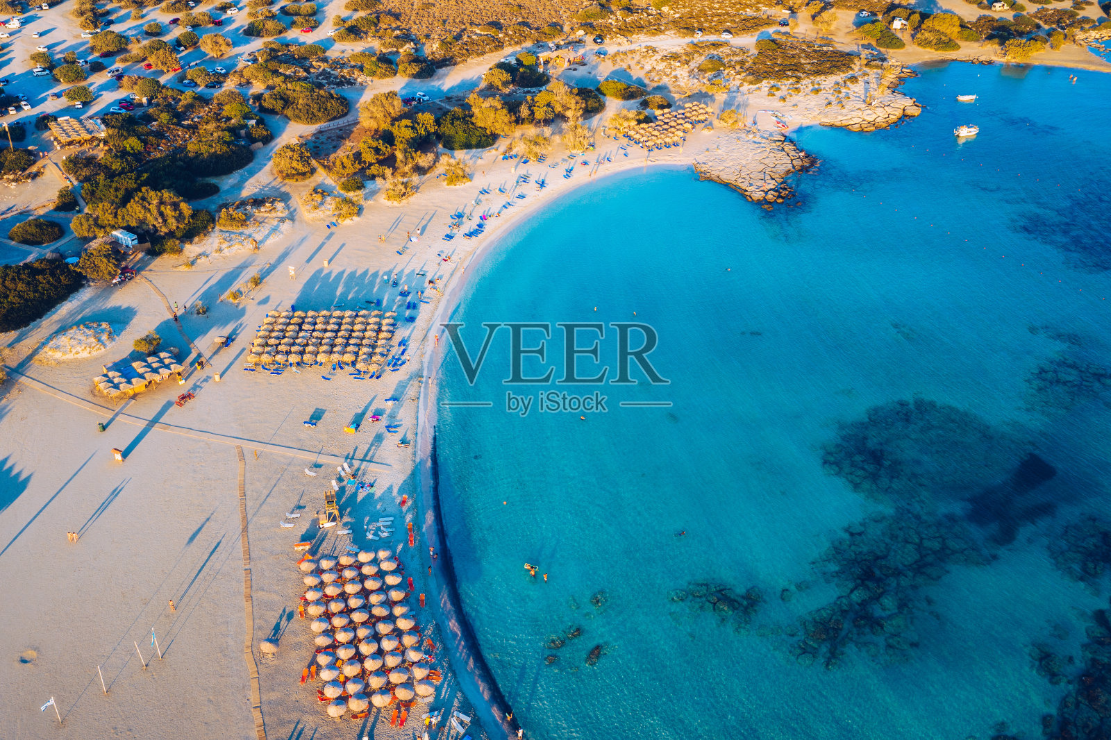 鸟瞰图美丽的热带Elafonissi海滩与粉红色的沙子。从空中俯瞰美丽的热带Elafonissi海滩。美丽的天空，大海，度假胜地。希腊克里特岛的埃拉福尼斯海滩。照片摄影图片