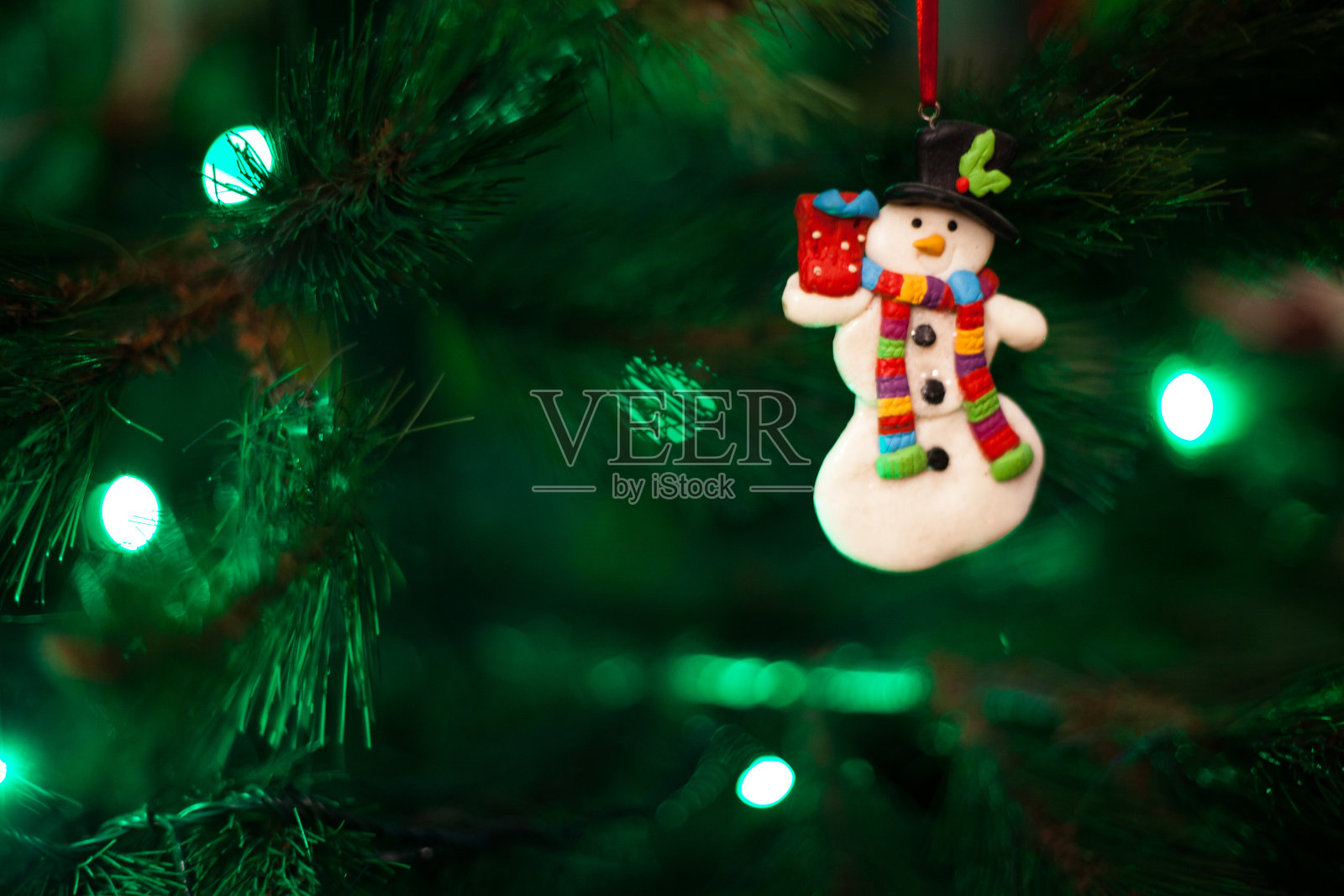 用散焦灯装饰的圣诞树照片摄影图片