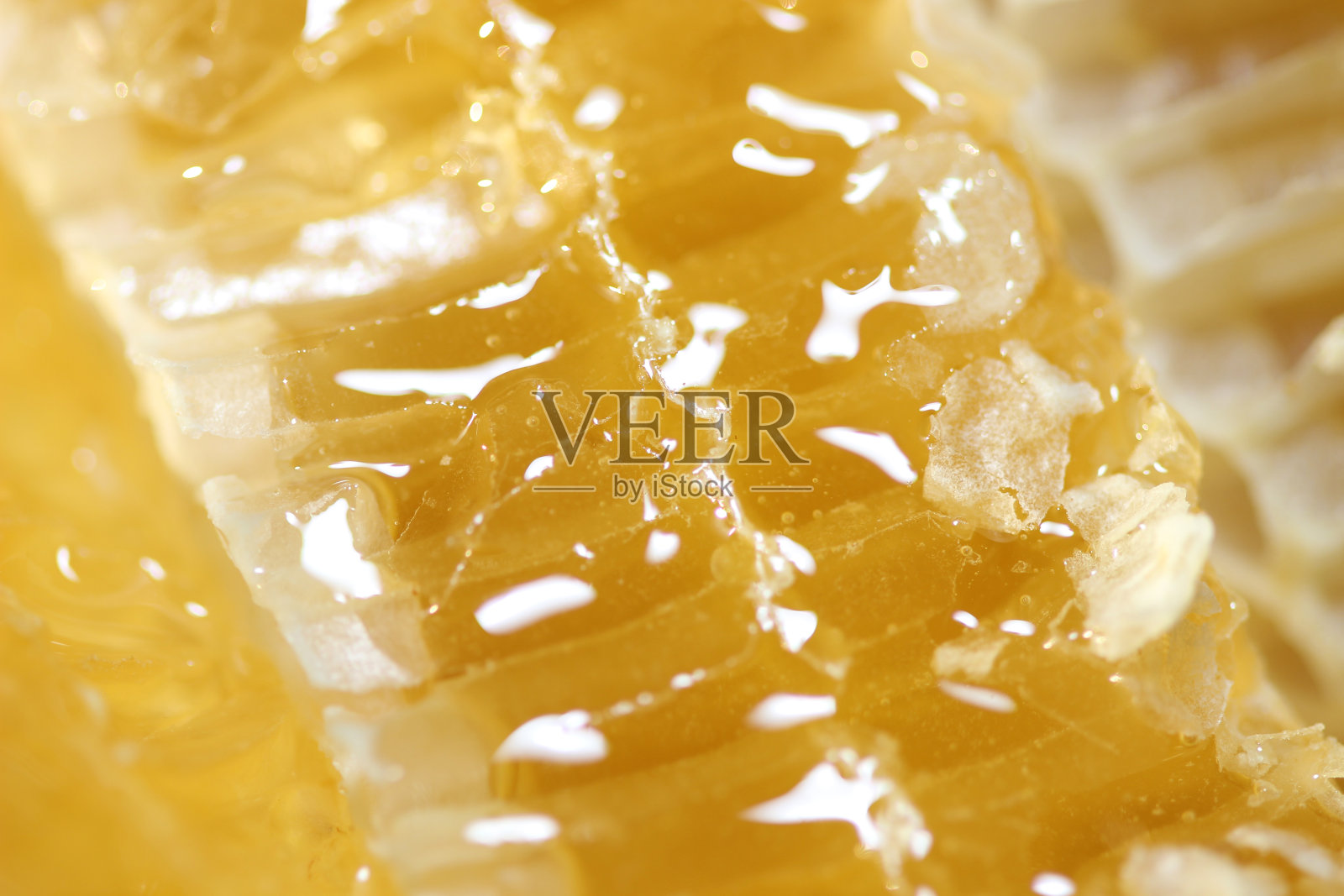 带有液体蜂蜜的蜂巢照片摄影图片
