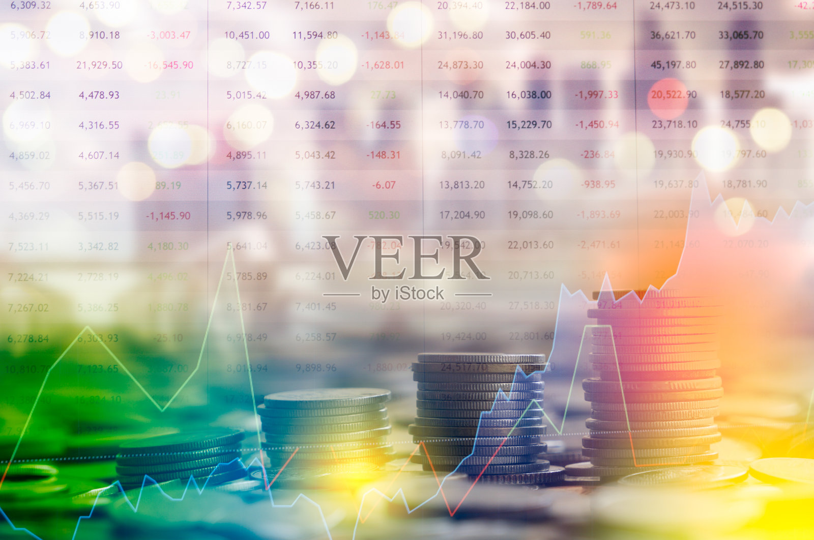 股票市场数字图形图表上的LED显示概念。大量展示每日股票市场价格和报价。指标金融外汇贸易教育背景。硬币为金融和商业概念照片摄影图片