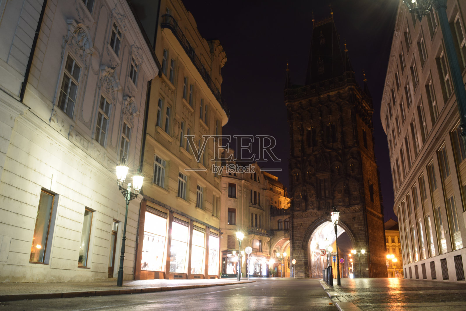 布拉格市中心的夜晚(靠近火药塔)，捷克共和国照片摄影图片