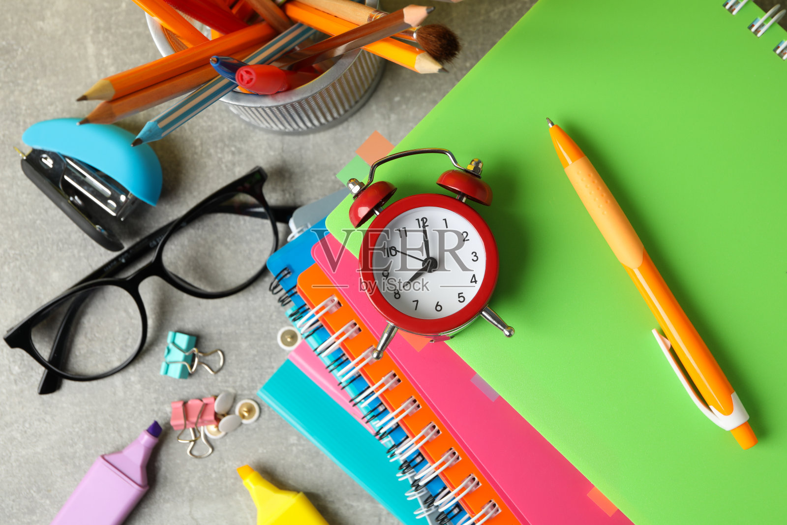 不同的静止在灰色背景，俯视图。研究概念照片摄影图片