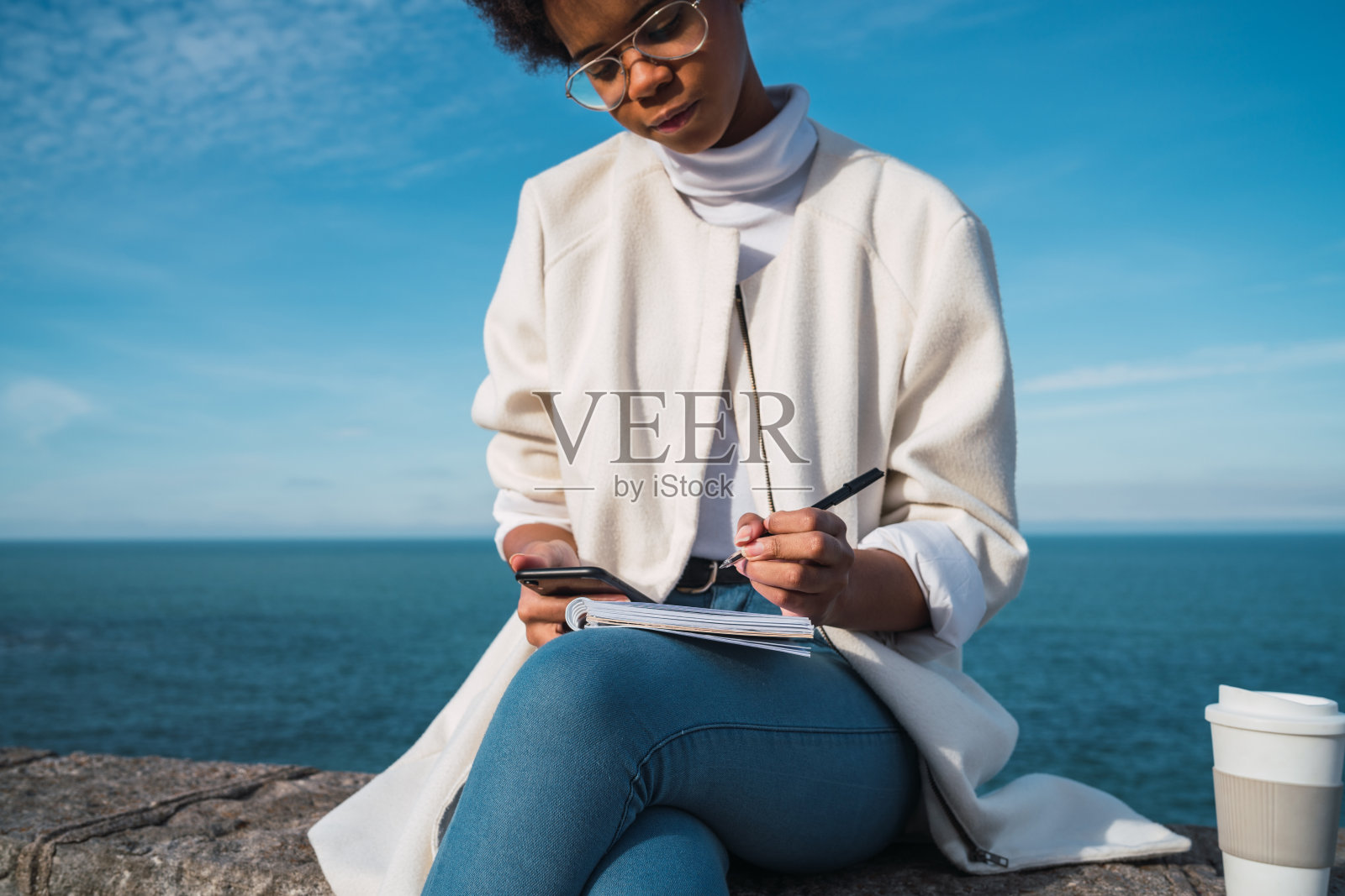 在户外写作的拉丁裔女性照片摄影图片