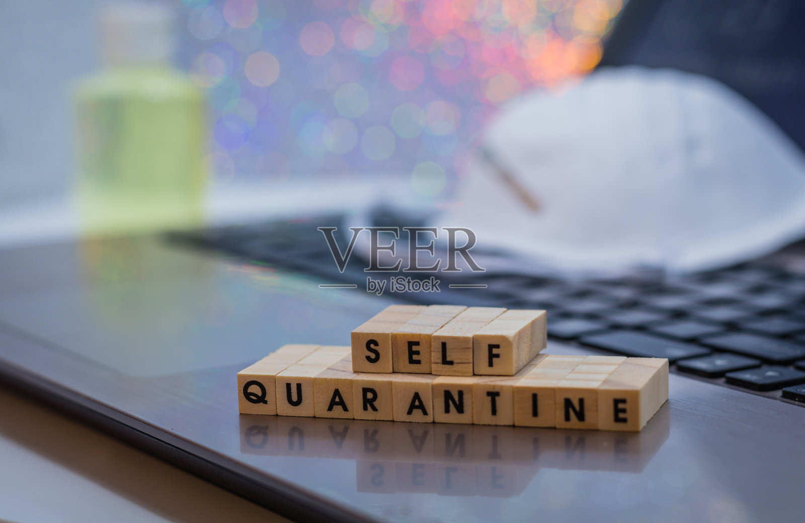 自我隔离工作远程概念与笔记本电脑照片摄影图片