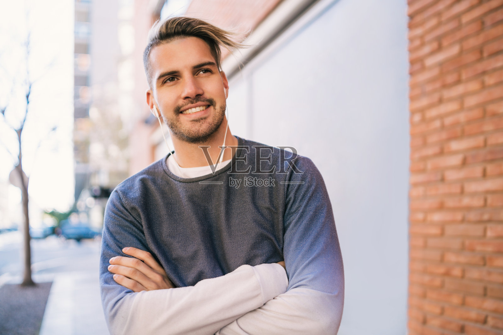 戴耳机听音乐的男子照片摄影图片