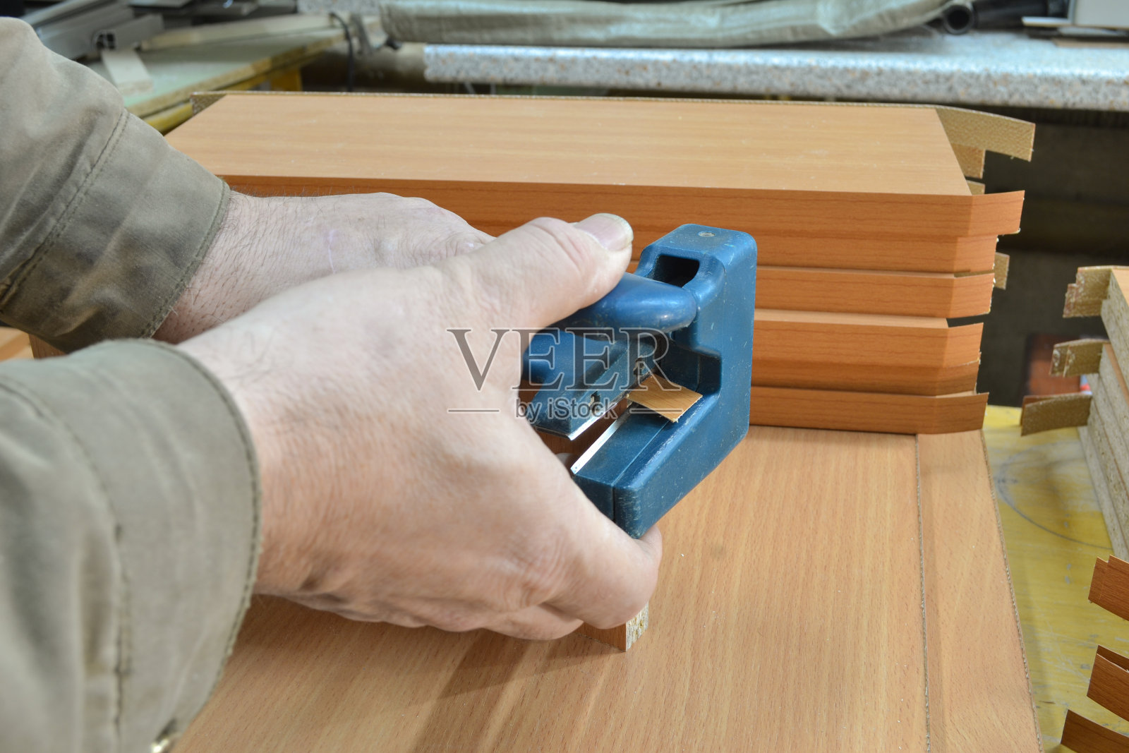 用于家具部件刨花板的封边，刀，PVC封边照片摄影图片