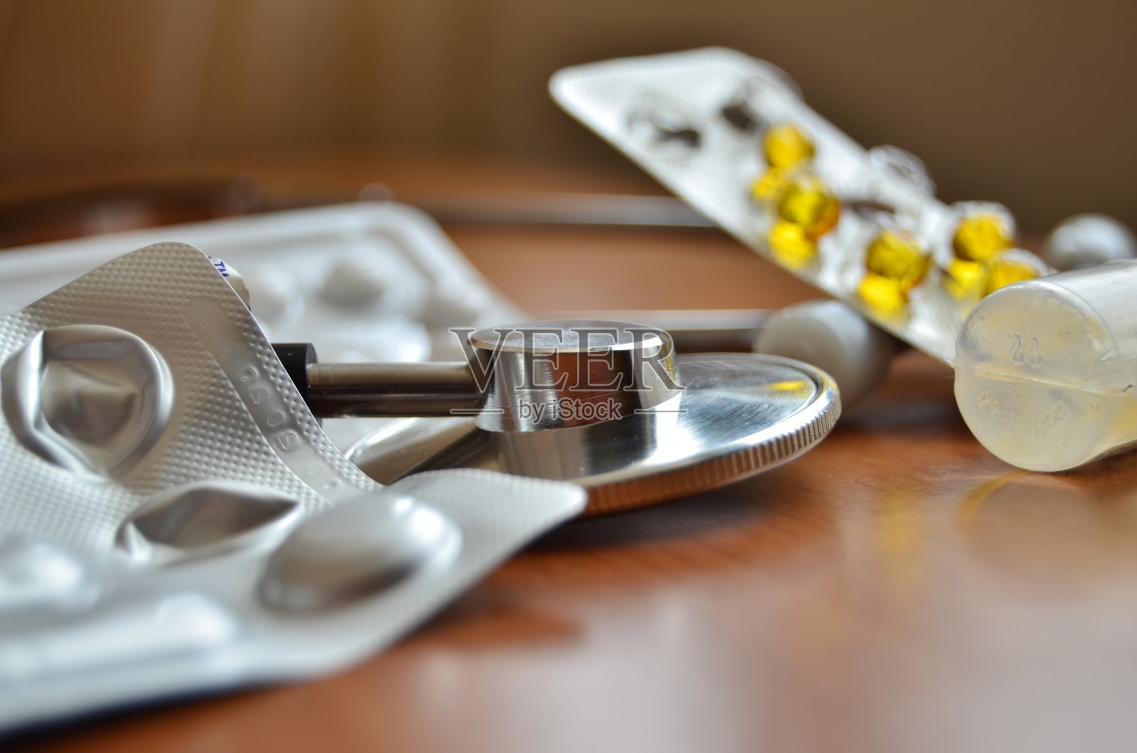 听诊器和一堆用过的药丸照片摄影图片