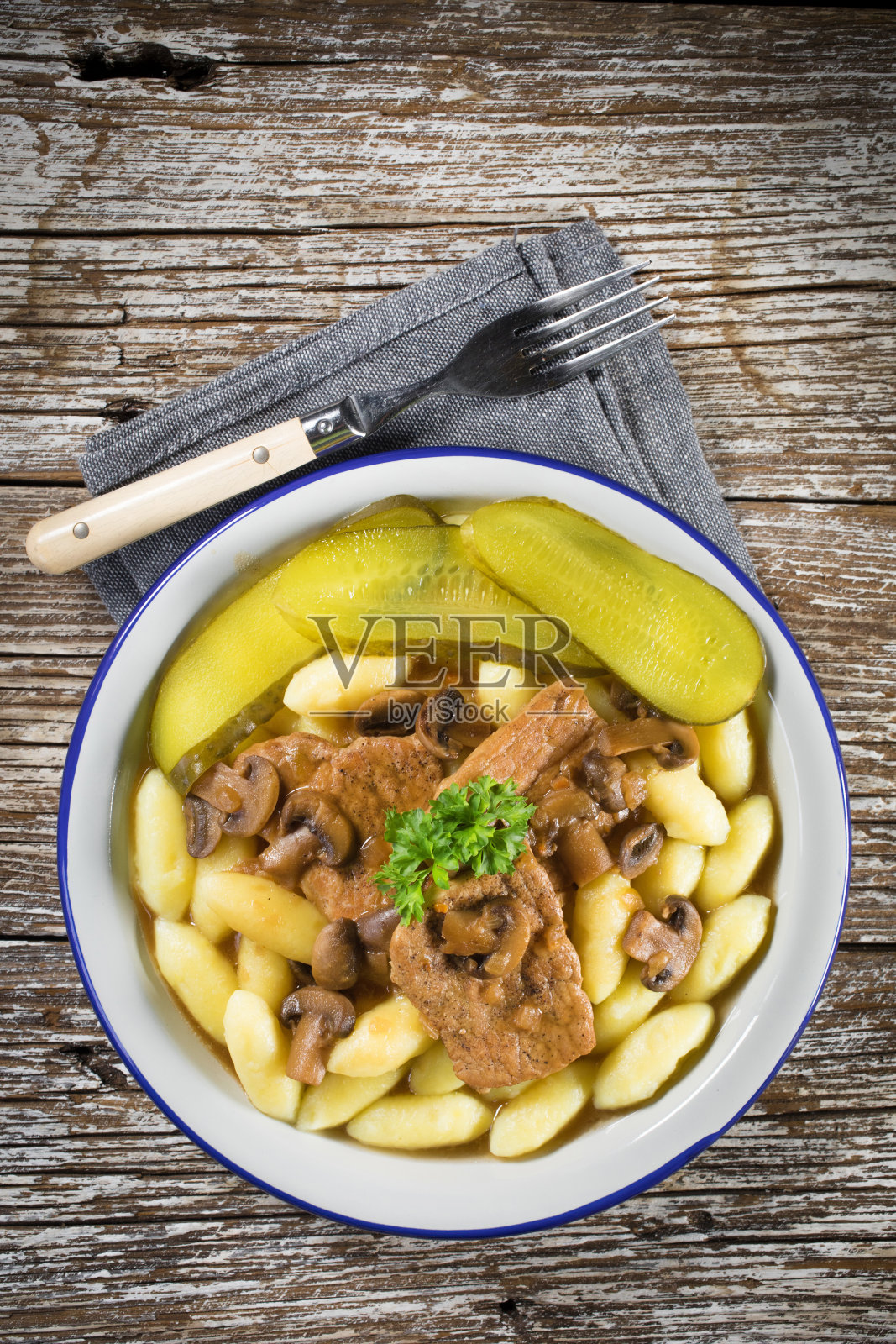 香菇炖猪腰肉。照片摄影图片