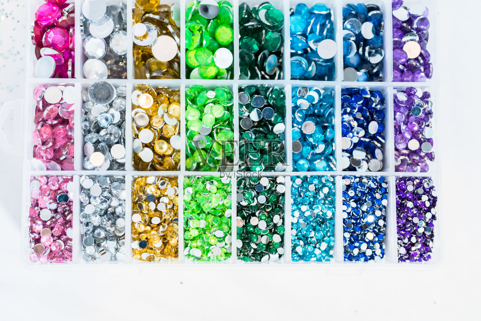 颜色和大小的各种各样的人造钻石在工艺盒。照片摄影图片