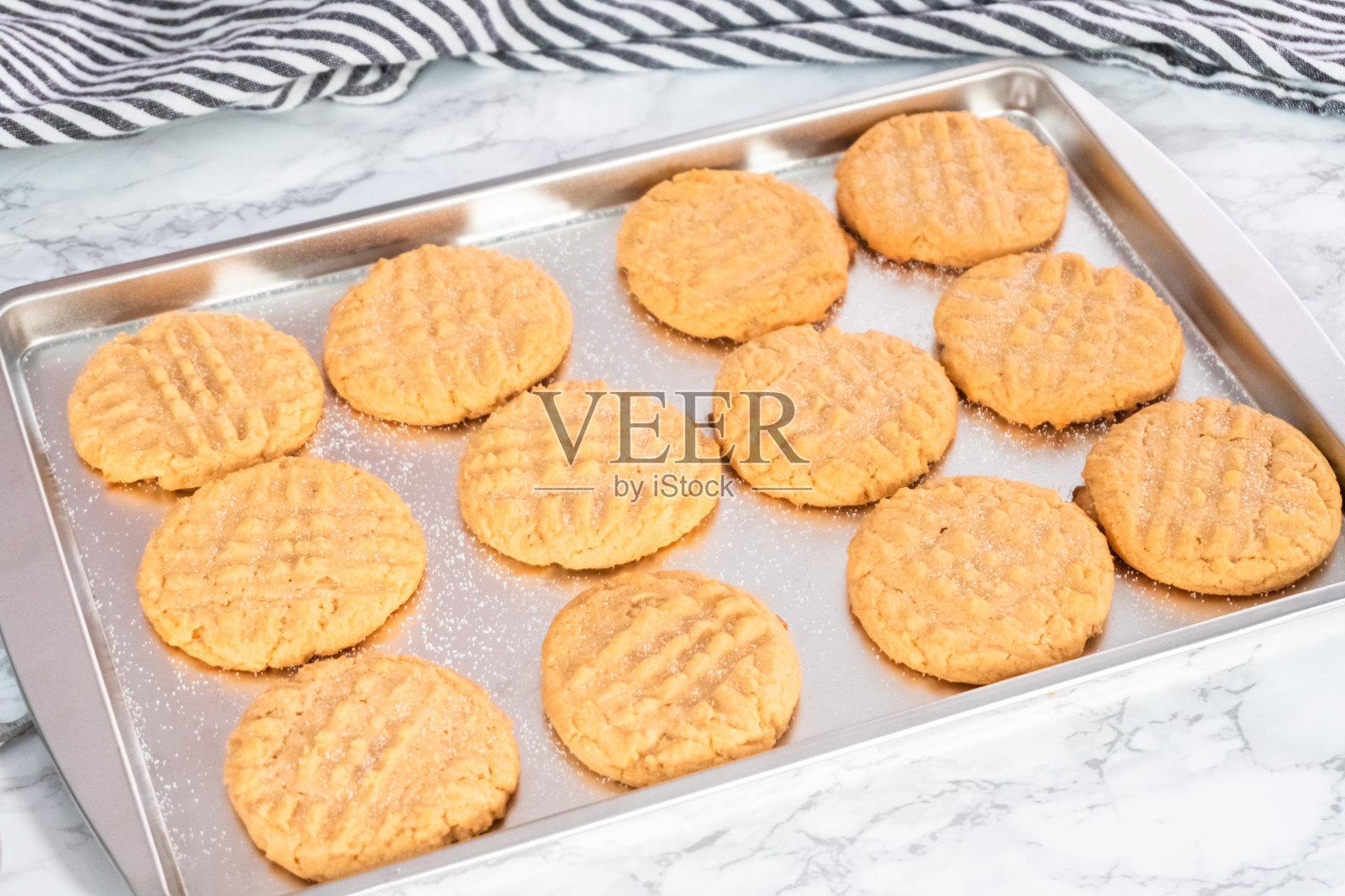 烤盘上刚烤好的花生酱饼干。照片摄影图片